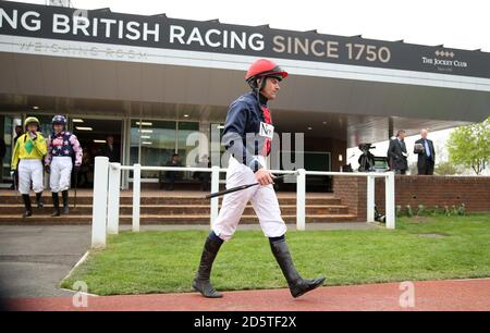 Jockey Jeremiah McGrath nel paddock davanti allo Spreadex Sports Scommesse Mares' Standard Open National Hunt Flat Race 17:30 durante L'incontro di aprile all'ippodromo di Cheltenham Foto Stock