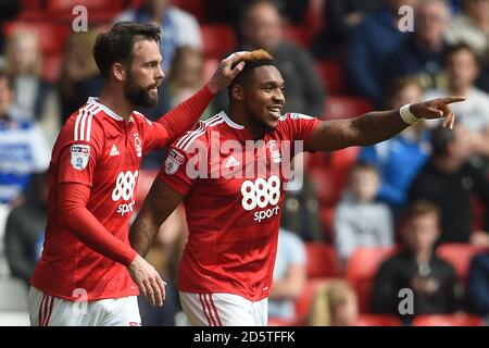 Il Britt Assombalonga di Nottingham Forest celebra il raggiungimento dell'obiettivo di apertura Foto Stock