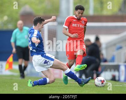 Jay Dasilva di Charlton Athletic (a destra) è affrontato da Paul di Chesterfield McGinn Foto Stock