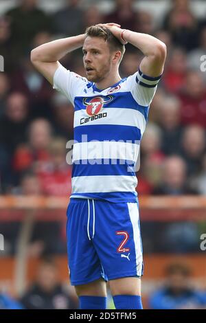 Chris Gunter di Reading si alza in piedi durante la partita Foto Stock