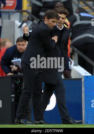 Antonio Conte (a sinistra) e Mauricio, direttore di Tottenham Hotspur Pochettino (a destra) dopo il fischio finale Foto Stock