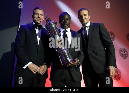 N'Golo Kante riceve il premio Men's Players' Player of the Year da David Beckham (a destra) e Ritchie Humphreys (a sinistra) durante i Professional Footballers' Association Awards 2017 al Grosvenor House Hotel di Londra Foto Stock