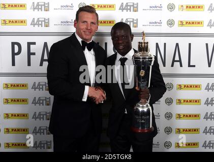 Ritchie Humphreys (a sinistra) e N'Golo Kante con il premio Men's Players' Player of the Year Award durante i Professional Footballers' Association Awards 2017 al Grosvenor House Hotel di Londra Foto Stock