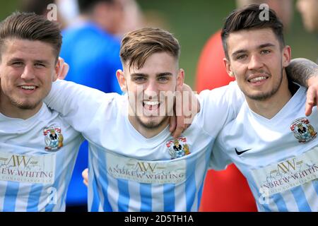 Dan Smith di Coventry City (a sinistra), Chris Camwell (al centro) e Kyle Finn (a destra) Foto Stock