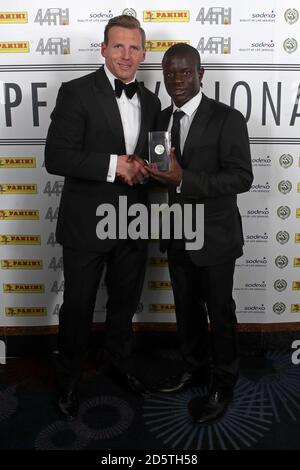 Ritchie Humphreys (a sinistra) e N'Golo Kante con la sua PFA Premier Squadra dell'anno sponsorizzata dal trofeo panini Foto Stock