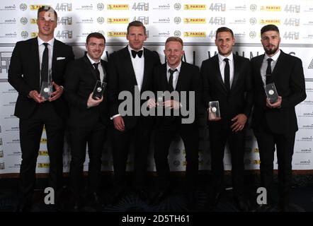 Ritchie Humphreys (terza a sinistra) con Sheffield United's PFA League One Team of the Year sponsorizzato dai giocatori Panini Simon Moore (a sinistra), John Fleck (seconda a sinistra), Mark Duffy (terza a destra), Billy Sharp (seconda a destra) e Kieron Freeman (a destra) Foto Stock