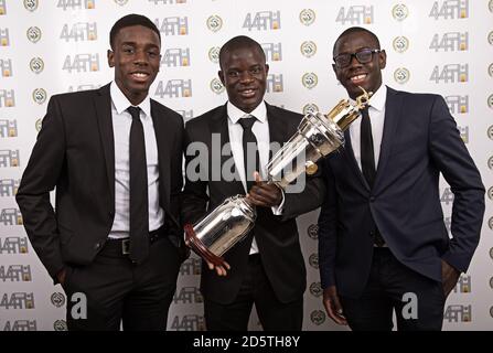 N'Golo Kante di Chelsea che ha vinto il premio PFA Players Payer of the Year con gli ospiti durante i premi PFA 2017 al Grosvenor House Hotel di Londra Foto Stock