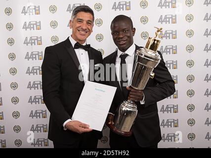 N'Golo Kante di Chelsea che ha vinto il premio PFA Players Paer of the Year si pone con George Kyriacou di Forte Village durante i premi PFA 2017 al Grosvenor House Hotel di Londra Foto Stock