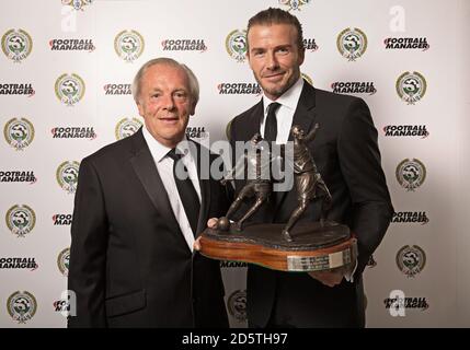 David Beckham OBE che ha vinto il premio PFA per l'eccezionale contributo al calcio con il Direttore Generale dell'Associazione dei calciatori professionisti Gordon Taylor durante i premi PFA 2017 al Grosvenor House Hotel di Londra Foto Stock