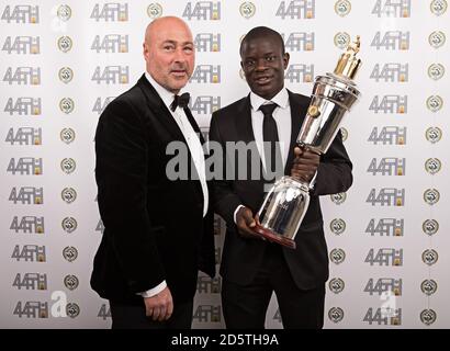 N'Golo Kante di Chelsea che ha vinto il premio PFA Players Payer of the Year con ospite durante i premi PFA 2017 al Grosvenor House Hotel di Londra Foto Stock