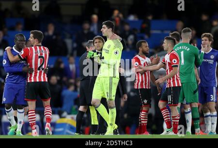 Il direttore del Chelsea Antonio Conte (centro a sinistra) e il portiere Thibaut Courtois (centro a destra) festeggia dopo il fischio finale Foto Stock