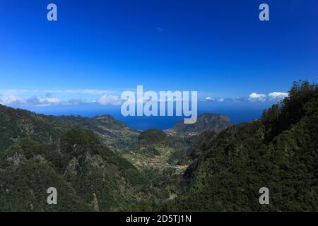 Paesaggio con montagne e alberi verdi su cielo blu e nuvole Foto Stock