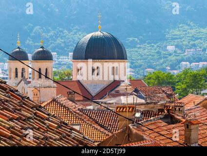 Chiesa di San Nicola attraverso i tetti di Cattaro, Montenegro Foto Stock