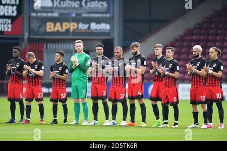 I giocatori di Coventry City osservano un applauso di minuti prima del calcio d'inizio Foto Stock