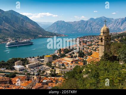 Tipica vista della guida che guarda verso il basso sulla baia di Cattaro dall'alto della città di Cattaro Foto Stock