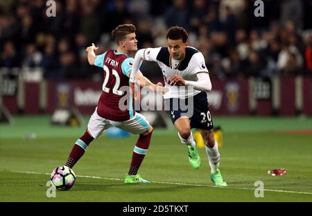 Il DELE Alli di Tottenham Hotspur passa accanto al Sam di West Ham United Byram Foto Stock