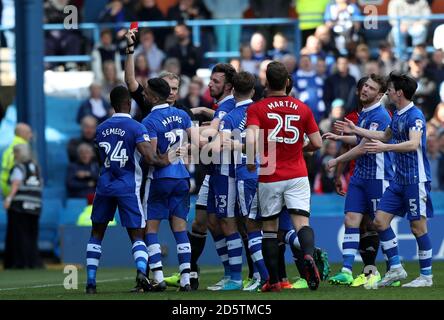 Marco Matias di Sheffield Wednesday (seconda a sinistra) riceve una carta rossa e viene inviata Foto Stock