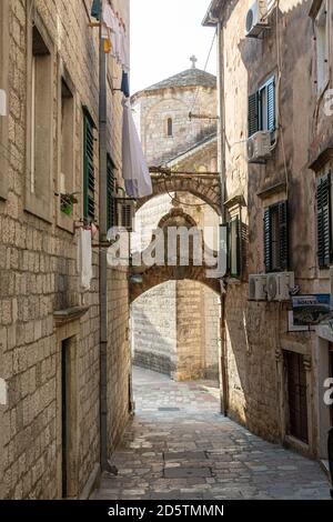 Vista della Chiesa di Santa Maria (Basilica dei primi cristiani più anziani) dalla strada stretta nella città vecchia di Kotor, Montenegro Foto Stock