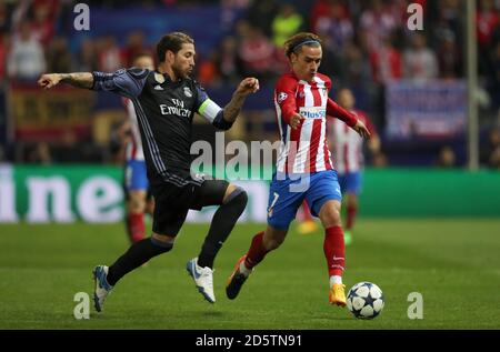 Sergio Ramos del Real Madrid (a sinistra) e Antoine Griezmann dell'Atletico Madrid combatti per la palla Foto Stock