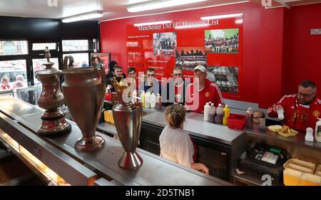 Una vista dall'interno Teatro di cibo tradizionale pesce e. Negozio di chip vicino a Old Trafford prima della partita Foto Stock