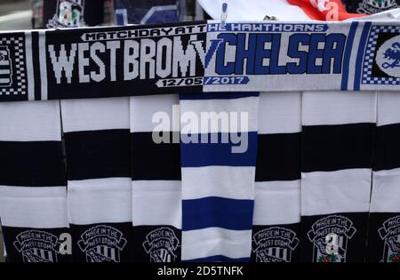 Una visione generale delle sciarpe in vendita al di fuori del Hawthorns Foto Stock