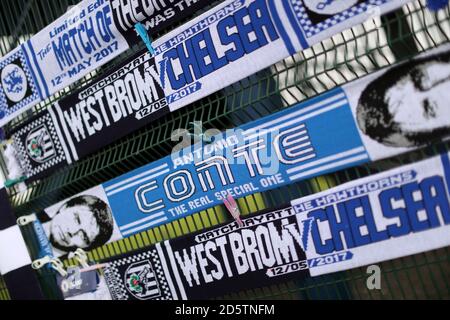 Una visione generale delle sciarpe in vendita al di fuori del Hawthorns Foto Stock