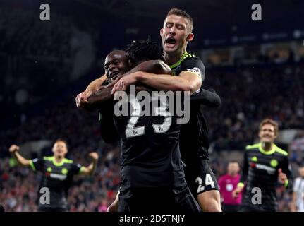 Michy Batshuayi (centro) di Chelsea celebra il primo gol del suo fianco Del gioco con i compagni di squadra Chelsea Victor Moses (a sinistra) e. Gary Cahill di Chelsea Foto Stock