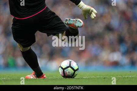 Dettaglio di Leicester City portiere Kasper Schmeichel calciare il calcio Foto Stock