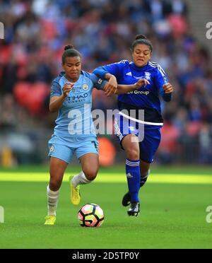 Jess carter di Birmingham (a destra) e Nikita Parris di Manchester City combatti per la palla Foto Stock