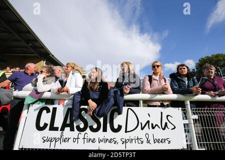 I fan guardano la partita di Bangor City e Cardiff Met uni Allo stadio universitario di Bangor Foto Stock