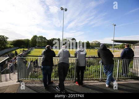 I fan guardano la partita di Bangor City e Cardiff Met uni's Stadio dell'Università di Bangor Foto Stock