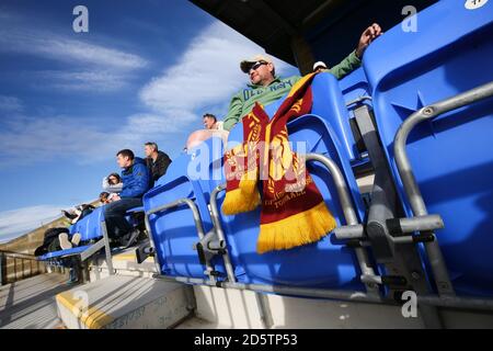 I fan guardano la partita di Bangor City e Cardiff Met uni's Stadio dell'Università di Bangor Foto Stock