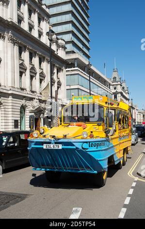 Autobus turistico anfibio appartenente alla London Duck Tours che attraversa Londra, Inghilterra. Foto Stock