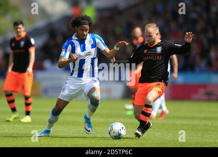 Huddersfield Town's Isaiah Brown (a sinistra) e Sheffield Wednesday's Barry Bannan combatti per la palla Foto Stock