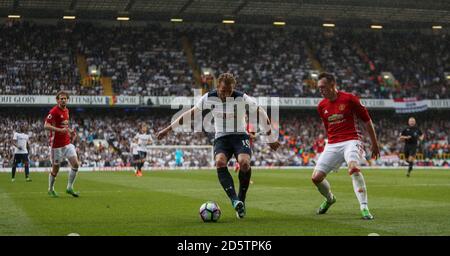 Harry Kane di Tottenham Hotspur (a sinistra) e Phil Jones di Manchester United Foto Stock