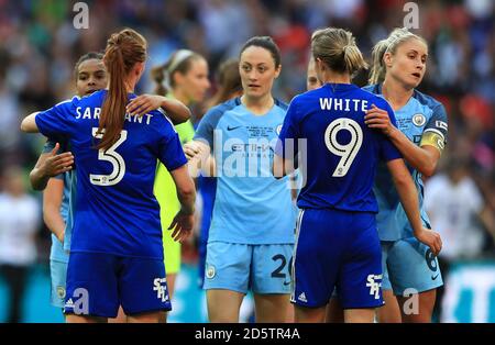 Nikita Parris di Manchester City (a sinistra) e Steph Houghton (a destra) abbraccio Meaghan Sargeant di Birmingham (a sinistra) ed Ellen White dopo gioco Foto Stock