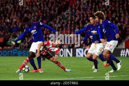 Axel Tuanzebe di Manchester United (a sinistra) e la battaglia di Southampton Maya Yoshida per la sfera Foto Stock