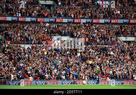 I tifosi di Bradford City festeggiano negli stand Foto Stock