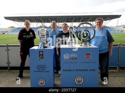 I membri del Manchester City Women FC Supporters Club si pongono per Una foto prima del gioco fa WSL tra Manchester City Women e Yeovil Town Ladies Foto Stock