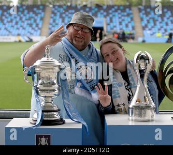 I membri del Manchester City Women FC Supporters Club si pongono per Una foto prima del gioco fa WSL tra Manchester City Women e Yeovil Town Ladies Foto Stock