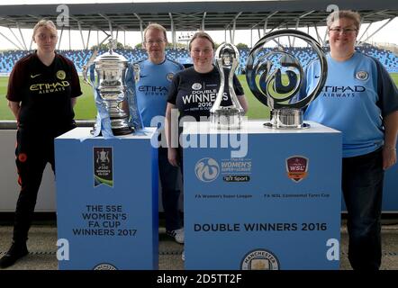 I membri del Manchester City Women FC Supporters Club si pongono per Una foto prima del gioco fa WSL tra Manchester City Women e Yeovil Town Ladies Foto Stock