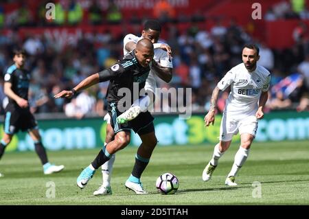 Leroy Fer di Swansea City (a destra) e Saloman di West Bromwich Albion Rondon in azione Foto Stock