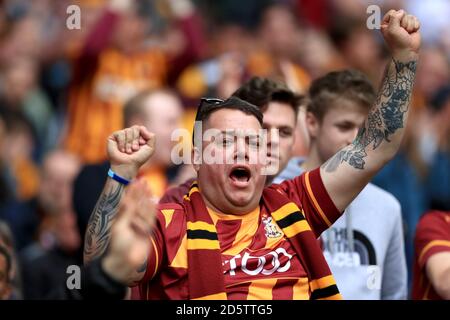 Un fan di Bradford City mostra il suo supporto per il suo team Foto Stock