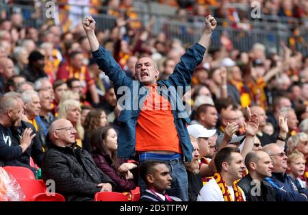 Un fan di Bradford City mostra il suo sostegno negli stand Foto Stock