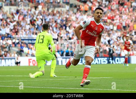 Alexis Sanchez di Arsenal celebra il primo obiettivo del suo fianco il gioco Foto Stock