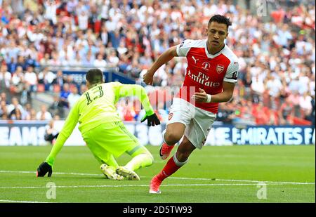 Alexis Sanchez di Arsenal celebra il primo obiettivo del suo fianco il gioco Foto Stock