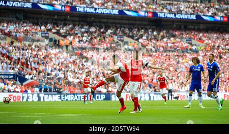 Alexis Sanchez di Arsenal segna il primo obiettivo del suo lato gioco Foto Stock