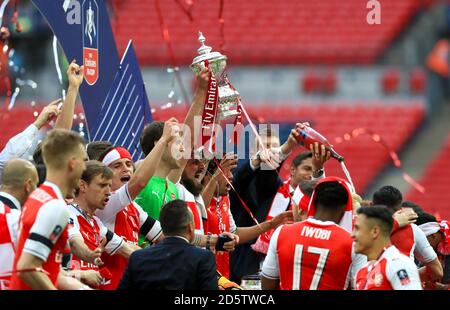 I giocatori dell'Arsenal festeggiano con il trofeo dopo aver vinto la fa Finale coppa Foto Stock