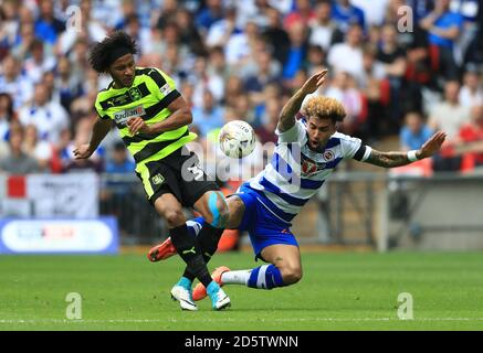 Isaiah Brown di Huddersfield Town (a sinistra) e Danny Williams di Reading combattono per la palla durante la finale di Play-Off del campionato Sky Bet al Wembley Stadium, Londra, 29 maggio 2017 Foto Stock