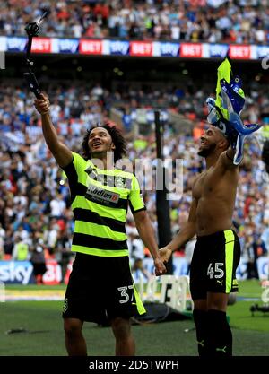 Isaiah Brown di Huddersfield Town (a sinistra) e Kasey Palmer festeggiano dopo la vittoria nello sparatutto di penalità durante la finale di Play-off del campionato Sky Bet al Wembley Stadium, Londra, il 29 maggio 2017 Foto Stock